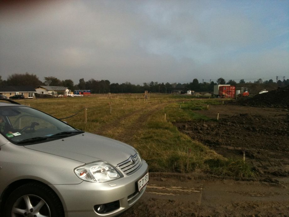 Køreplader er lagt ud fra Karlstrup Mose Allé ind til byggepladsen. Fotograferet 10. oktober 2010.