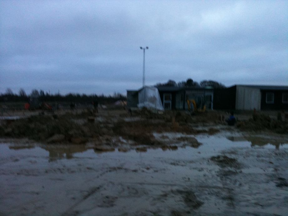 Så blev det tø- og regnvejr. På arealet mod Trylleskov Allé stod der vand hele foråret.Fotograferet 19. januar 2011.