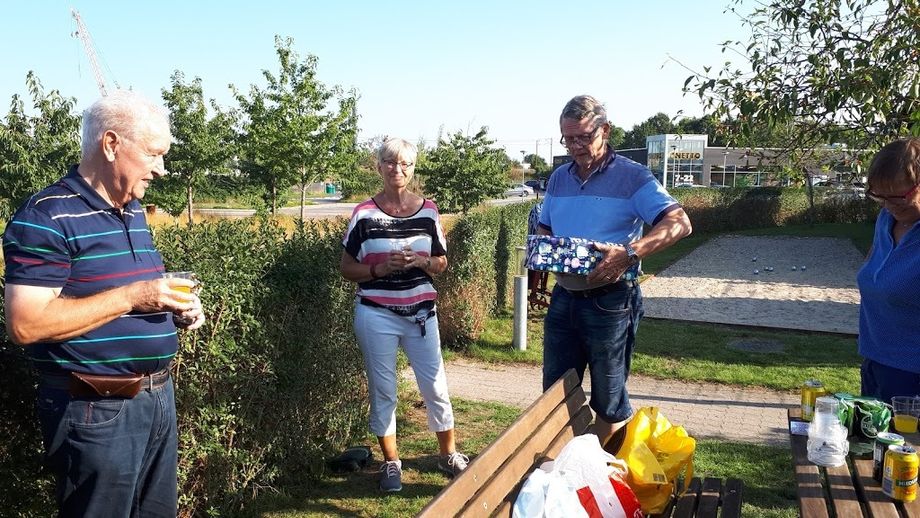 At skulle aflevere vandrepokalen gør ondt - dog IKKE på den nye mester.