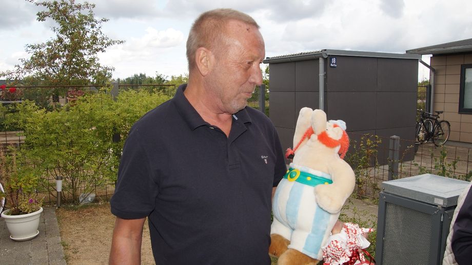 Der er lidt tvivl om hvem der skal have tøjdukken i præmie - og for hvad. Det viste sig senere at det er en mascot.