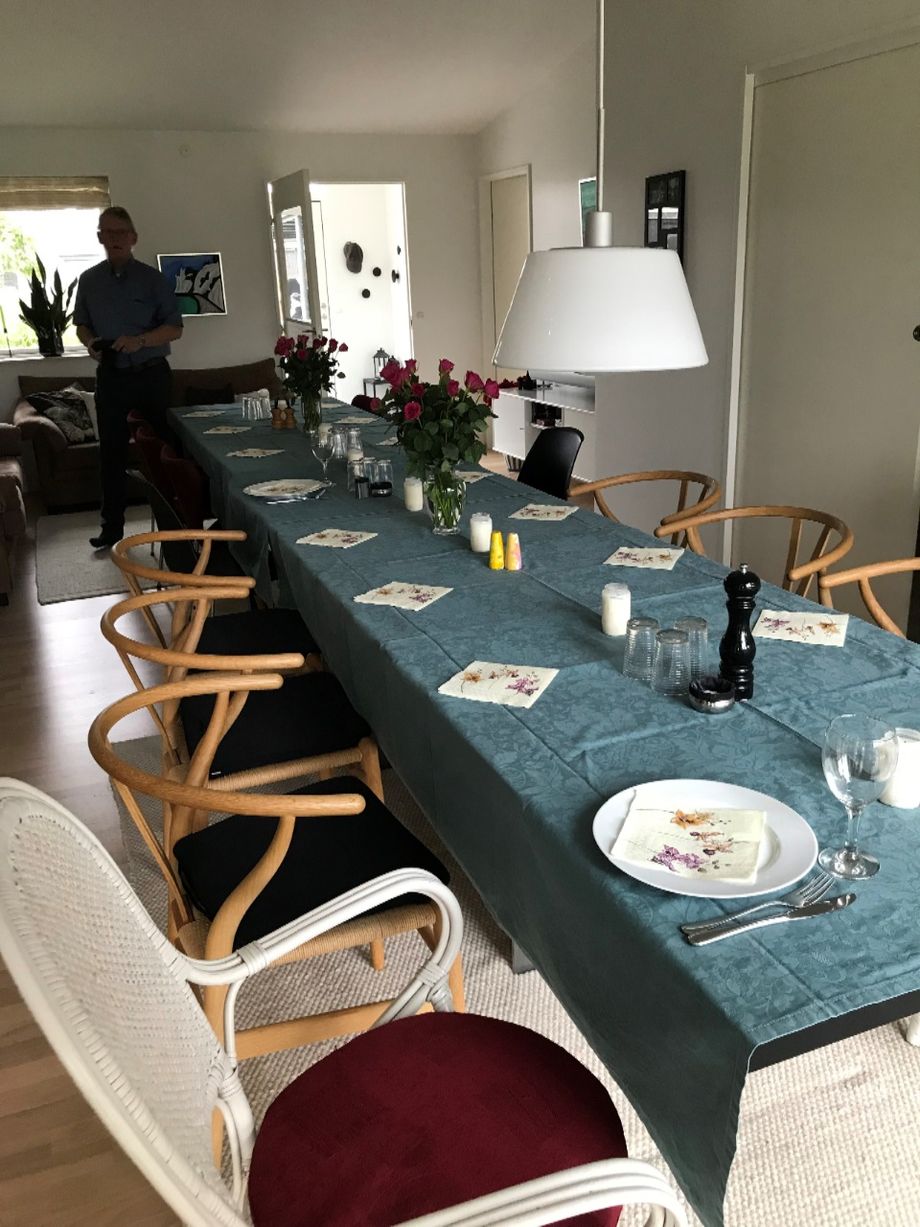 Da nr. 4 ikke ville lægge carport til igen i år måtte middagen igen indtages indendøre. Nr.22 slog fløjdøren op og fruen i huset havde dækket et flot bord til os.