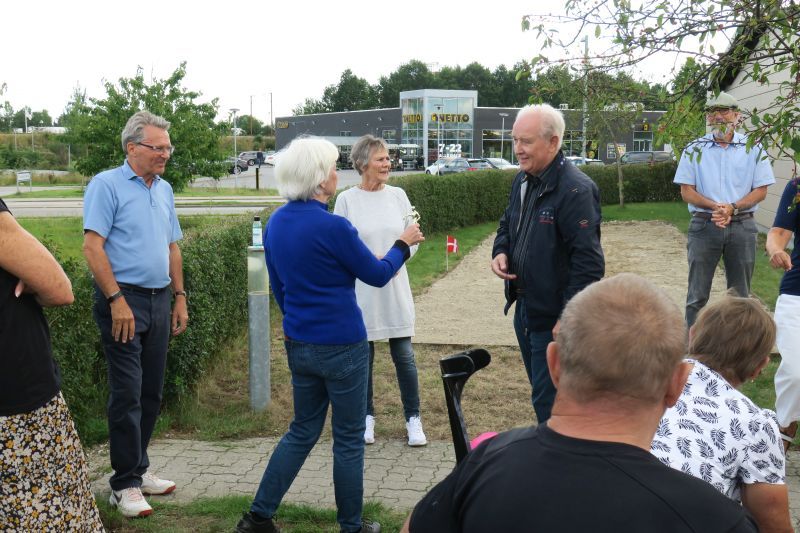 Poul, der var sidste års vinder i Petanque konkurrencen overrækker trofæet til dette års vinder, Jane.