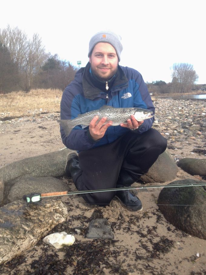 Jesper med sin PR på 48 cm fra vinterferien, hvor jeg guidede ham mht. fluevalg (den sikre vinterflue Polar Magnus) samt udpegede et hotspot.