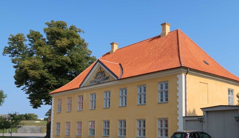 Informationscenteret er indrettet i stueetagen i Kommandantgården i Kastellet og i nær tilknytning til Monumentet, som anes i baggrunden.
Foto: Søren Konradsen