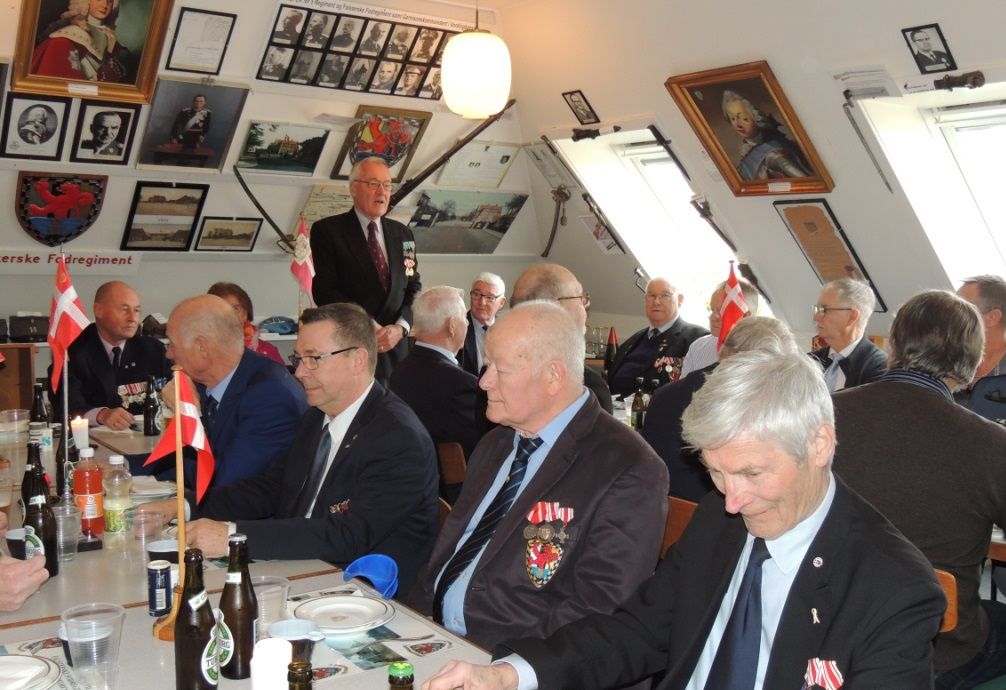 Udsnit af de mange deltagere ved stiftelsesdagen 2020 - klar til frokost! - I baggrunden byder formanden velkommen.
Foto: Erik Jakobsen