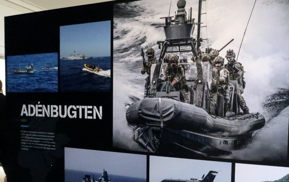 Der er meget smukke tavleillustrationer visuelt og elektronisk i det nye informationscenter - her fra indsatsen i Adénbugten.
Foto: Søren Konradsen