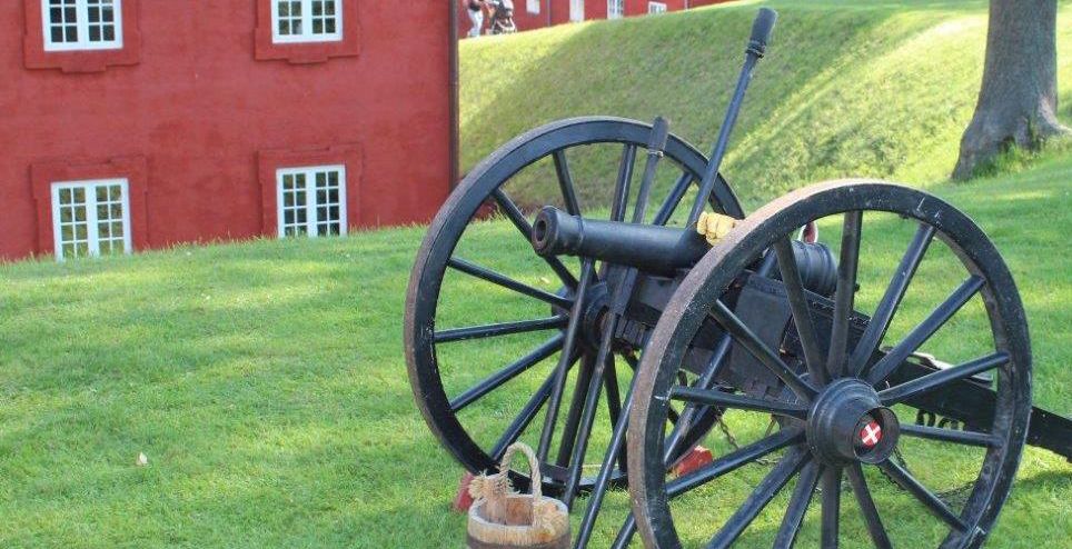 Kastellet med voldene - et herligt område, der oser af historie! Og som det ses er nærsikringen helt klar ...