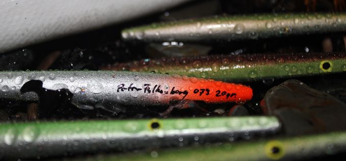 Sølv er en af de vigtigste farver når de rette nuancer skal vælges til den færdige wobler. Men det hjælper ikke at vælge den billige spraymaling fra byggemarked, da sølv ikke er sølv! Den jeg bruger er pigment med klarlak som kommer så tæt på som muligt det sølv som findes under fiskeskæl. For alle har set at det helt rette glimt i vandet er enestående og meget svær at efterligne.  