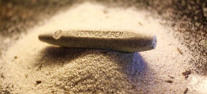Et af de nyeste skud fra stammen her på øen er en komplet nytænkning som både forbinder gode fiske og kasteegenskaber og til sidst og ikke mindst miljøbevidsthed!
Wobleren består nemlig kun af sand i kombination med et bindemiddel som er naturligt og nedbrydes i løbet af overskuelig tid i havet, hvor det så igen bliver til sand. En for os fantastisk tanke og som sikre at du som lystfisker ikke efterlader nogle forurene spor i vores fantaststiske natur. 