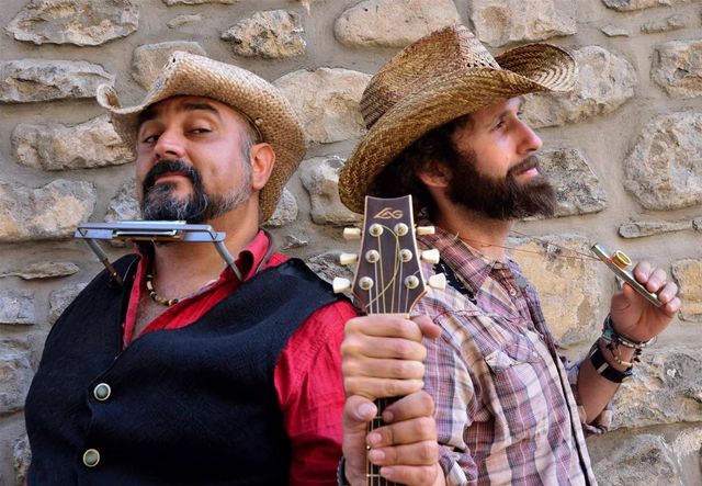 Le 27 avril 2019, jour de notre grande fête des Fallas en Suisse , seront avec nous un duo explosif et fantastique que sont les CALAVERA JONES avec leur répertoire XL en espagnol et anglais. Des musiciens comme on les aime, qui savent mettre de l'ambiance et leur bonne humeur est contagieuse. Ne les ratez pas. El 27 de abril, dia de nuestra gran fiesta de Fallas en Suiza, estarán con nosotros este duo explosivo y fantastico que son los CALAVERA JONES con un repertorio XL en español y ingles.Musicos como nos gustan, que saben poner buen ambiente y su buen humor es contagioso. No os lo perdais