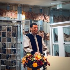 Farid Djibet toespraak met een lach