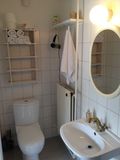 Fælles toilet og bad.