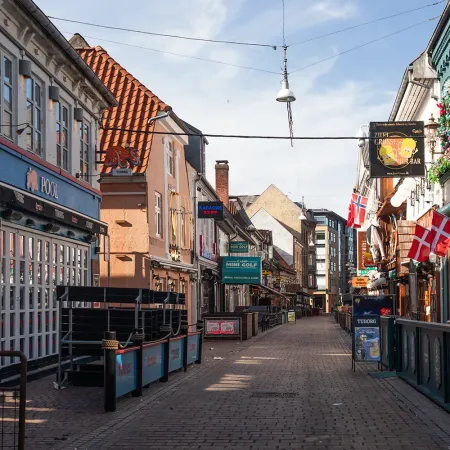 Værtshuse på begge sider af gaden i Aalborg, Nordjylland, Danmark