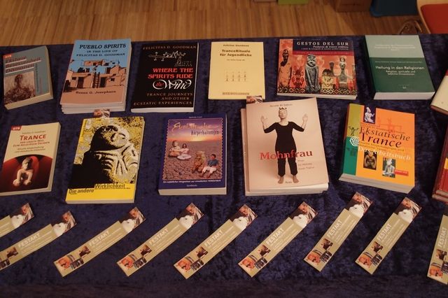 Literatur über Rituelle Körperhaltungen und Ekstatische Trance

•	Goodman, Felicitas D., 1992. Trance - der uralte Weg zum religiösen Erleben; GTB
•	Goodman, Felicitas D., 1989. Wo die Geister auf den Winden reiten; Bauer
•	Goodman, Felicitas D., 1997. Ekstase, Besessenheit, Dämonen; GTB
•	Goodman, Felicitas D., 1993. Anneliese Michel und ihre Dämonen; Christiana Verlag, Stein am Rhein
•	Goodman, Felicitas D., 1994. Die andere Wirklichkeit- über das Religiöse in den Kulturen der Welt; Trickster
•	Goodman, Felicitas D., 2017. A Game of Yello; In: Tranceletter 4, FGI Österreich
•	Goodman, Felicitas D., 1996. Meine letzten 40 Tage; Walter Verlag, Zürich / Düsseldorf
•	Goodman, Felicitas D., o. J., Trance Rituale für Jugendliche; Der Grüne Zweig 180, Werner Pieper´s Medienexperimente
Felicitas Goodman D. ; 2001, Maya Apocalypse: Seventeen Years With the Women of a Yucatan, 
•	Goodman, Felicitas D., 1999. Die blaue Brücke; edition Nada
•	Goodman, Felcitas D., Nauwald Nana und Freund, 2010. Ekstatische Trance - Das Arbeitsbuch; Binkey Kok
•	Gore, Belinda Gore, 1996. Ekstatische Körperhaltungen – Ein natürlicher Wegweiser zur erweiterten Wirklichkeit; Synthesis
•	Guttmann, Giselher, 1990. Zur Psychophysiologie der Bewusstseinssteuerung. Meditation-Trance-Hypnose: Wurzeln und biologische Korrelate. Gerold, Wien
Susan G.Josephson, Pueblo Spirit-In the life of Felicitas Goodman.