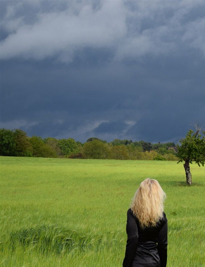 ALLER. Autophotographie  de Féline Harfang. Argenton-sur-Creuse, Le Merle Blanc.