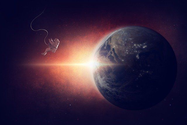 L'attraction gravitationnelle entre un objet  et une masse céleste énorme n'est JAMAIS réciproque !!!