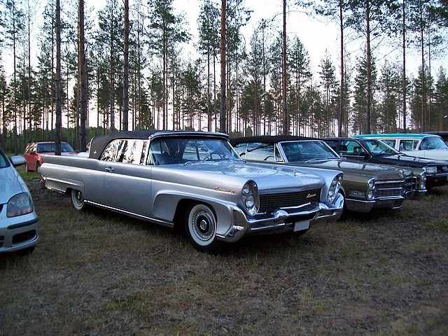 Die zum Sound der 50er und 60er passenden Autos . . .