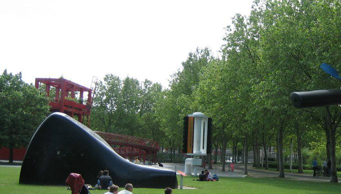 Omgevallen reuzenfiets in het Parc de la Villette