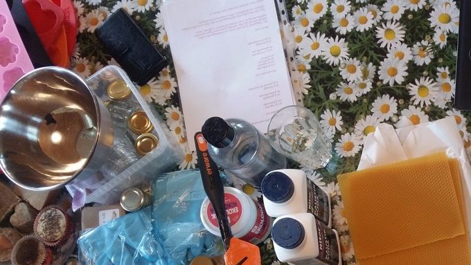 Tvålkursen kl 10.00-13.30 i Bollebygd. Vi gjorde fast tvål från grunden, riven tvål, body butter och läppcerat. Inga halvfabrikat, konserveringsmedel eller tillsatser. Kompendium och gofika ingick. 


Det blev en mycket lyckad kurs, TACK!