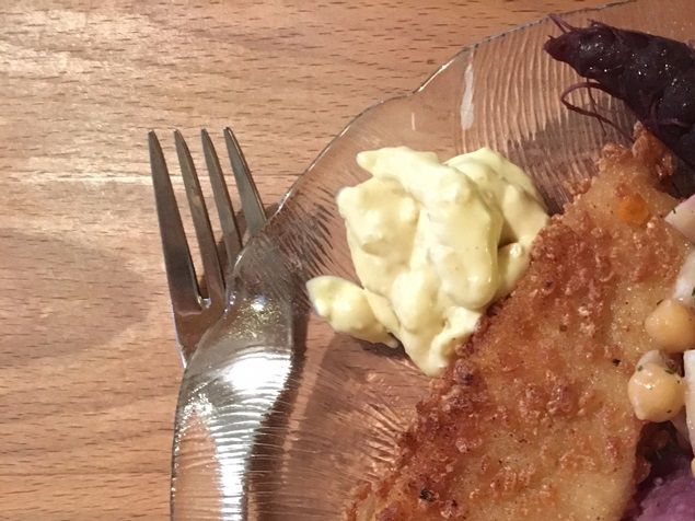 Såhär färgglad kan man göra potatismoset om man har lila morötter. 😀 Jag kokar morötterna i ganska lite vatten med mycket smör och sen häller jag det i de färdigkokta potatisarna när jag mosar dem. Idag kändes det att jag jobbade med röjsågen i går, så det var perfekt att plantera en slänt med bärbuskar på förmiddagen. Sen blev jag påmind om att jag behöver klippa mig då jag använde min häcksax på eftermiddagen. Klippa lång häck, men hade inte tid att gå på drop in att klippa mig själv. Jaja, det får jag väl göra en annan dag... 😬 Förbereder också lördagen tvålkurs.