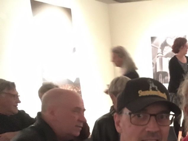 Så trevligt - vernissage på Abecita konstmuseum i Borås. Den huvudsakliga utställaren, Christer Hansson, med utställningen Mjölkbonden i Torp, var vi bara tvugna att gå på.👍Fick inbjudan.  Vi känner huvudpersonen i fråga, Ulf Arnell, sedan minst 10 år, så det var väldigt trevligt. Och så många gäster vi fick pratat med. Så många fina bilder på välmående kor 💕
Massage, äppleträd och expandern i volvon upptog dagens tid,  kvällen spenderades ju i Borås. 