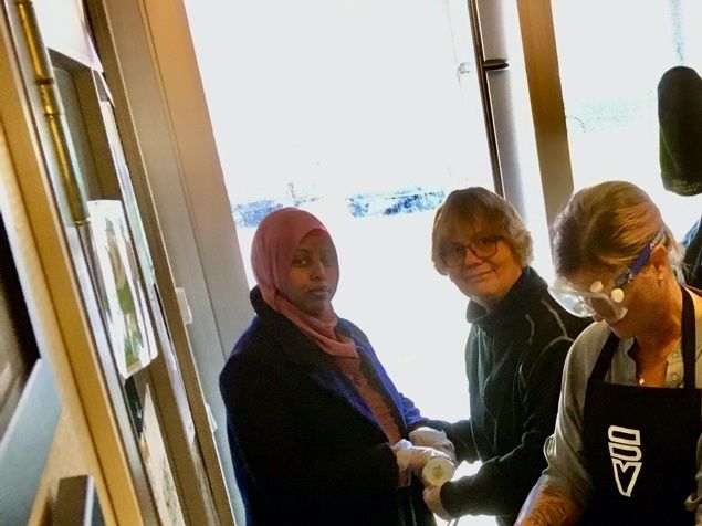 Ännu en jättetrevlig tvålkurs i Studieförbundet vuxenskolans lokal bakom Genki i Bollebygd. Här är 6 härliga deltagare som mixar tvål, vispar bodybutter och smälter läppcerat på 3.5 timmar. Räknade på egna recept och fika. Oj vad tiden gick fort när vi hade så kul! 😃 👍 🎉