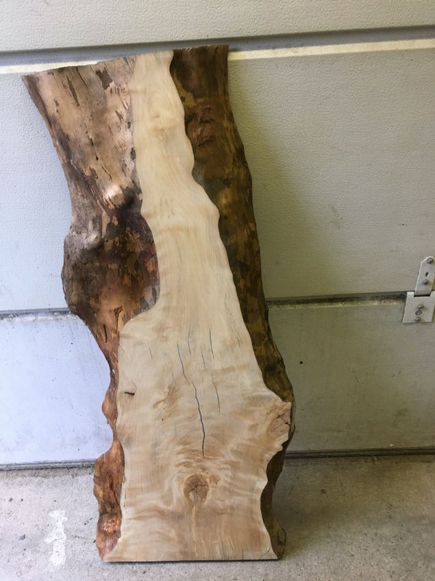 Har fått en ny beställning på ett epoxibord och var därför på Sätila Bygg idag och fick denna vackra björkbit hyvlad på deras jätteplanhyvel. 👍 Har tidigare varit på Hyssna Träteknik, men det är nya ägare där nu. En sådan fin träinredningsverkstad de har annars, med alla tänkbara maskiner, 80 cm bred sandpappersmaskin och limknektar över förväntan. Allt kan man göra där. Ny får jag ordna ett epoxirum hemma och det är inte så dumt att röja fram i verkstaden heller. Har flera beställningar och lite egna projekt så idag ska jag öppna en ny flik i menyn. Det är verkligen vackra objekt. Fick en beställning på kattsamtal, men har fullbokat några dagar framöver. Helt proppfullt! Lördag ev. ledig, söndagen kurs hela dagen lång. Det är så glädjande att få respons från samtal jag gjort, är så glad och tacksam idag igen 💕 🙏