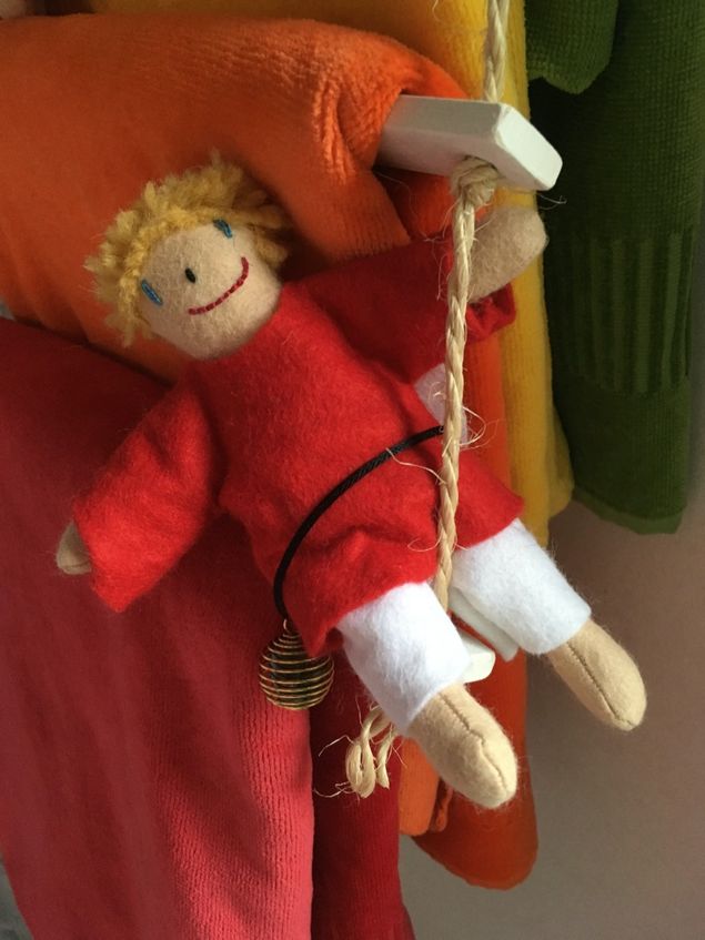Min kollega Lisa syr dessa fantastiska dockor, alla sydda efter önskemål. Jag ska skriva mer om dem en annan dag. Efter två dagar med mycket varierande jobb och nu i kväll ett samtal med en bortsprungen katt orkar jag inte skriva mer. Somnade vid TVn... och jag som inte ens tittar på TV varje kväll. 😴 Ja, så kan det bli! Jag älskar mina jobb och uppdrag. Det är livsglädje 🙏