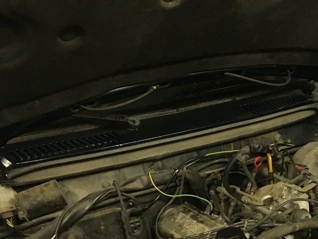 Vi har olika färdigheter. Min käre make hjälper barnen med gymnasieläxorna emedan jag byter tändstift + kablar, rotor och fördelarlock på bilen. Toppenbra! 👍