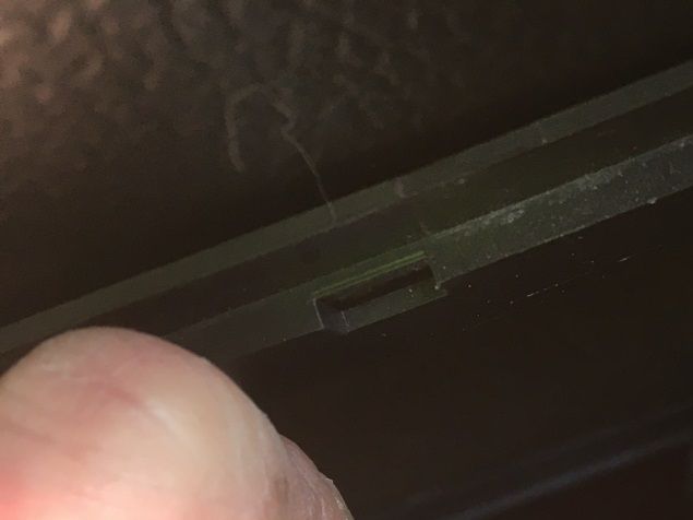 Att en sådan liten rackarns kabel kan få en hel stor volvo 245 att inte växla upp till 4e växeln... Den med rött är jord och förmodligen har bilen en skruv lös för den jordade inte. Men när den skruvades fast kunde jag köra hur fort som helst (90 km tim) Trodde det var överväxelrelät, men enklare och billigare med en oskruvad jordkabel 🤣 