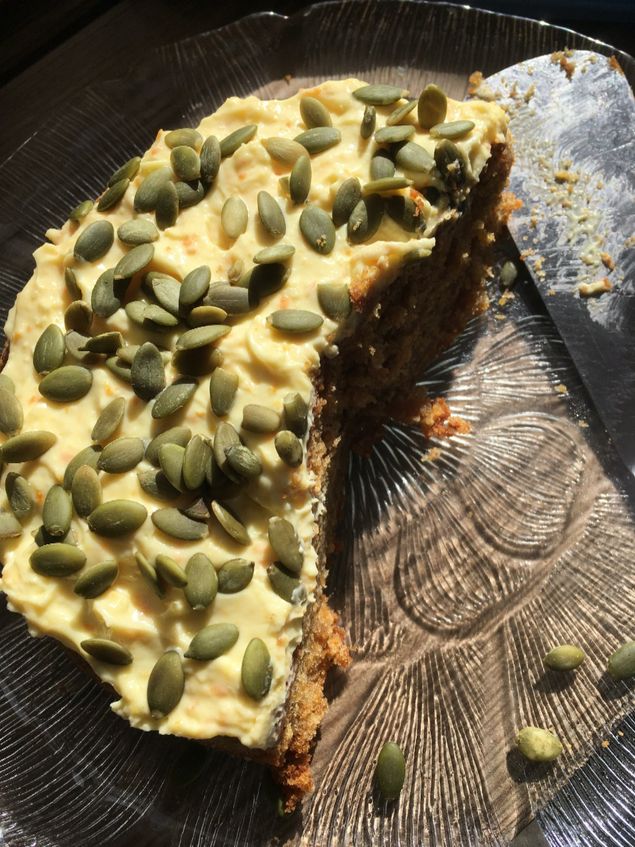 Den är så god att det blir inte en smula kvar...

🥮 3 ägg, 3 dl rörsocker, 1 msk kanel, 1/2 msk malen ingefära, 1/2 malen kardemumma, 1 krm riven muskotnöt, 3 dl vetemjöl, 1 msk bakpulver, 1 tsk vaniljsocker, 4 1/2 grovriven butternutpumpa , 1 1/2 dl neutral olja
Topping: 50 g rumsvarmt smör, 1 1/2 dl florsocker, finrivet skal av  1 apelsin, 200 g cream cheese och pumpakärnor ovanpå.
Vispa ägg och sockret pösigt. Blanda de torra ingredienserna,  vänd ner i smeten tillsammans med pumpan och oljan. Häll i en bröad form och grädda i mitten av ugnen i 175°C, ca 50 min. Bred toppingen på när kakan kallnat. Njut i trevligt sällskap ☕️