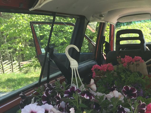 Bilen är jäääättestoooor. Får plats med allt kunden beställt, redskap och mer därtill. För massor av år sedan tog jag och Thomas bilen till Köpenhamn och deltog i något som heter fotomaraton. Då skulle man ta ett foto i timmen i 24 timmar på raken. Vi fällde baksätet även då och hade en madrass där bak så kunde vi sova en liten stund. Så gött! (jag kom på prisplats - jättekul!!!)