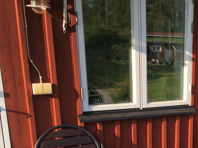 Äntligen! Epoxybord med en liten ö i det vågiga havet. Nu kan jag städa upp efter detta och börja med nästa bord. En beställning med ingjutning av ett Afrikahjärta. Det ska bli riktigt roligt. Annars har jag varit på vattengympa, stärka kroppen är väldigt bra. Och anlagt en bädd för grönsak-, och blomodling. Men bilen behöver lagas... åhhhh - får ta det sen...
