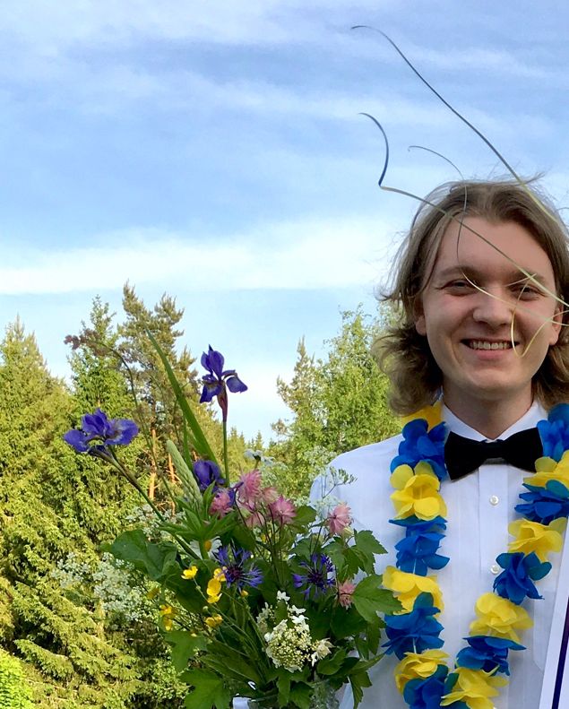 Så otroligt stolt jag är över vår son! 💕 Förutom finfina betyg, bla A i Digitalt skapande och Programmering fick han ett diplom som Årets Spelutvecklare! Skolan skrev: För en gedigen insats under årets alla projekt, samt för sin nyfikenhet och oräddhet att vidga sina vyer. Du har visat prov på en mångsidighet och vågat utforska det som många programmerare outtalat kallar för 