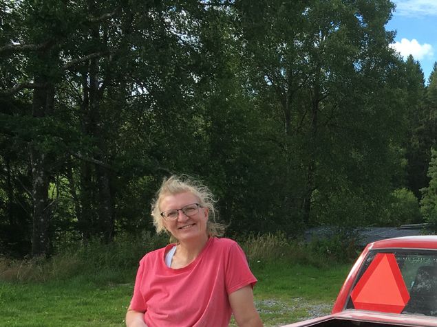 Inom 10 dagar har jag fått 3 förfrågningar om att ha kurser om... allting. Allt jag gör. Det är spännande för det var för 10 dagar sedan jag bestämde mig. Nu ska jag göra det! Dagens första massagekund firade vi lite extra med då hen nu har jobbat alla dagar man behöver för att gå i pension! Gratulerar! 🎉 Nästa massagekund kom med en fantastiskt bra idé. Ett nyhetsbrev till alla som vill ha. Typ, en gång i månaden. Med lite vad som hänt i månaden som gått och lite tips och råd. 😄 Åsså var det ett riktigt skitit jobb det sista jag gjorde, spackla och senare slipa det sista på pojkens Atraktor. Han slipade så gott det gick så tar jag det lilla finstilta. Jag ska ju lacka den och vet hur jag vill ha underlaget. Så han hjälpte mig med det sista i blåbärsodlingen. Vi hjälps åt helt enkelt. 👍 😍 🚗