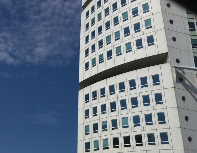 Det är Bekymmersamt och Jättesvårt att finna bostad/boende för sonen som ska studera programmering i Malmö. Idag åkte vi ner för han hade fått ett litet napp, men där var så ... skitit och ofräscht att jag sa nej. Men han hade inte heller velat bo där. Fy! Ett annat alternativ var STF, de har månadskontrakt. Då kostar det att hyra ett rum en månad 6000 kr. PHU! Svettigt dyrt! Men vad ska man göra? 
Härmed utfäster jag en hittelön till den som finner en bostad/boende till vår son som ska studera vid The Game Assembly i Malmö med början den 31 augusti och två år framåt. 👍