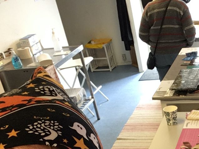 Mellan kl 10 - 13 var det öppet hus i hållbarhetsverkstan på Studieförbundet i Bollebygd. Men jag kom inte därifrån förrän över 13.30, så trevligt var det och tiden bara sprang iväg. Se den fina mössan jag sydde... 🤣, i god till innan Hallo Wean 🤣 Det visades bl.a. metal art, avancerad virkning, sömnad med den helt nya overlocken, jag hade med tvålar för att visa inför tvålkurserna jag håller där och strykjärnsmålning. Så mycket kul det finns att göra 👍 🎁 Blev så inspirerad att jag gjorde över 4 kg tvål när jag kom hem. Både fuktighetsbevarande tvål och provade på två st kastilianska tvålar. (3 kg) Så kuuul det är!
Äldste pojken flyttade till Malmö idag så det var en dålig dag att se nyheterna på TV då det brinner och bråkas i Malmö - inget bra för en sådär lite orolig mamma... 😘 Hoppas jag kan sova i alla fall. Det blir en viss skillnad nu när vi bara är tre kvar här hemma. Men jag är så JÄTTEGLAD för hans skull och den häftiga utbildningen han går. Det är framtidens jobb, programmering! 💻