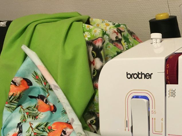 Oj, så roligt det är att sy mössor till alla som sänder mig ett mail och svarar på den lilla frågan: hur kom du i kontakt med min hemsida. Så fina tyger det finns 🎀 🛍
Efter motorsågningen på eftermiddagen var det dax att få min kära lilla bils dom. Det är min kära volvo 244a som jag fick efter att min kära mamma dog i cancer för 19 år sedan. Men nu hade besiktningen lite anmärkningar på viss rost och bensintanken måste bytas då den läcker. Mekanikern sa... att den inte är värd att lagas. 😢 😩 😱 Jag måste bearbeta detta svar och har inte bestämt mig för om jag tänker gå på hans rekommendation - att låta den... dö 😵