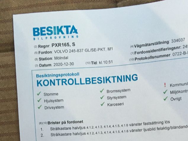 Tja, mycket nöjd med resultatet av besiktningen idag. Bara en lös reflektorskärm. Och det har jag bytt förut på en annan av våra gamla volvo 245or. Inga problem. Bara att montera ner hela ljuslyktan fram, plocka isär, byta reservdelen (reflektorskärmen) och sätta ihop igen. Tur att det fortfarande finns att köpa. Bilen är ju ändå 28 år. God gammal volvo. 🚗 🚘 🚙