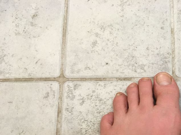 När jag, som idag, ger massage, har jag små steps på mig. Annars går jag mest i stålhätteskor. Tja... det är väl inte det bästa för fötterna så idag var den sköna fotzonterapin väldigt efterlängtad! Tusen tack Anders 👍
Efter dagens arbetspass, och efter sopstationen med ytterligare ett lass åkte jag till bilvekstaden för bilen i garaget hemma startar ju inte 🤬. Där fick jag ett hett tips. Med iver åkte jag hem och provade - men ack så tråkigt... bilen startar ej ändå... I morgon ska jag ta i med hårdhandskarna. Blev så härligt inspirerad av Bill och Christian, så roligt det var. Tack för tipsen 🛠 🩺 🚗 🚙 🚕