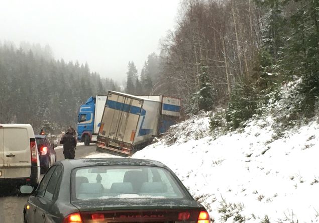 Idag fick jag ett oväntat telefonsamtal.📞 Det var från Edward, en mycket effektiv kille inom trafik(störningar). Det var hemmavid, efter en lång uppförsbacke, på andra sidan av en kurva, som en långtradare kört av vägen alldeles innan jag kom fram (som bil 4). De hade inte ens hunnit ta ut varningstriangeln och satt ut nere i backen, innan kurvan. Rädda, varna, larma, släck (om det brunnit) Eftersom det var folk framme vid chauffören (rädda), som klarat sig med rena förskräckelsen, sände jag denna bilden till Edward (varna) och sa att vägen är nästan helt blockerad precis efter kurvan. Snabbt som ögat meddelade han trafikverket, radio Sjuhärad och P4 Göteborg. Och tur var det! Samtalet han fick i går var så tacksamt! En långtradare med ADR transport (farligt gods) hade hört varningen på radion och hade saktat ner i god tid innan backen istället för att dundra upp för backen som vanligt. Dessutom var det riktigt dåligt väglag så långtradschauffören hade av tacksamhet över att inte ställt till en riktigt stor olycka ringt till vägverket och de ringde i sin tur till Edward som i sin tur ringde till mig och tackade. Men det var Edward som fixade all logistik! 🙏
Någon annan satte ut varningstriangeln och efter tre timmar hade bärgaren hjälpt ekipaget upp ur diket. 👍