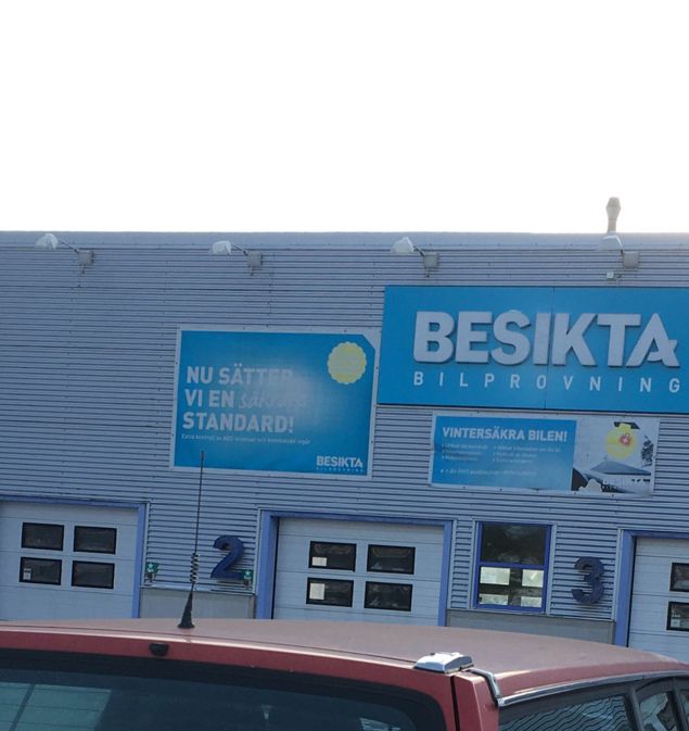 Så var det då dax... lilla bilen har varit avställd i 5 år, men nu har jag gått igenom bromsarna minutiöst och varenda lampa fungerar perfekt. På väg till besiktningen tankade jag full tank, det är heller inte gjort på 5 år. Väl inne på besiktningen och upphissad för koll under... läckte tanken som ett litet såll 😩 Åhhh - det hade jag glömt!!! Bensintanken läcker!!! Kanske det är därför jag sedan flera år har en ny bensintank på loftet, den skulle bytas då vi ställde av den, men det kom väl något i vägen så blev det glömt efter årens lopp... 😣 Besiktningen blev avbruten och jag fick snällt åka raka vägen hem (till verkstaden). Åhhh... Och det blev ett åhhh till hemma. Där hade bromsarna frusit fast på den andra lilla bilen så bilen gick inte att rubba...🥶 Då hoppade jag in i tredje bilen för att kunna åka till Borås, men nej - åhhh - batteriet hade laddat ur, som om det vore en elbil... 🤣 Då fick jag hjälp av fjärde lilla bilen att dra loss andra biljävelen medan trean stod på laddning. Ja, det blev ingen resa till Borås i alla fall...