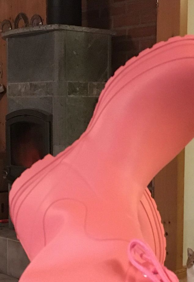 Jag gillar rosa 💕 Idag fick jag så fina rosa stövlar att jag vill bara ha dem inne 🤣 Så fiiina 💕 inte kan jag jobba i dem? Men om jag överväger att göra det så kommer det förgylla jobbet ännu mer 💕