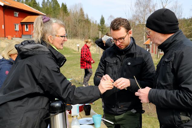 En sådan härlig dag. Jag har fått tala mig näst intill hes om ympning och beskärning, något jag tycker är JÄTTEROLIGT! Och så trevliga och intresserade kursdeltagare 👍 Om det inte vore för att jag blev trött i halsen/rösten skulle jag ha kurser varje dag! Det är så givande 👍 Och trevligt 👍 Och skapande 👍 Helt enkelt ett perfekt jobb! 🍎 🍏