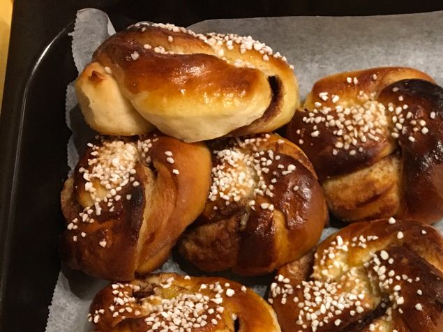 Pojken fyller 18 år på lördag och hans marmor (denna damen får vara både mormor och farmor då de biologiska gått över till andra sidan) kan inte komma på lördag. Så hon bakade en plåt bullar till sonen som han fick börja äta på redan nu. Det finns inga godare kanelbullar än hennes. Så fluffiga, smakrika, vackra, perfekta och helt enkelt underbara!!! Tusen tack Maria, för vi fick alla smaka av dem. Åhhhh vad vi njöt.
Annars har jag ympat och när jag skulle ut och såga och beskära äppelträd sparade jag grenarna till lille herr Hugo. En fin, söt kanin, vars matte och husse fick en hel bilbagage full med grenar. Så roligt att kunna hjälpa med den sådan enkel grej. Nu får han att äta och gnaga på. 
Det kom en härlig kund som talade engelska, men jag kunde tala svenska om det behövdes. Så BRA! Han köpte både rödköttiga äpplen och vanliga ovanliga sorter. Och gröna vinbär, dem rekommenderar jag alltid. De är så söta och goda.