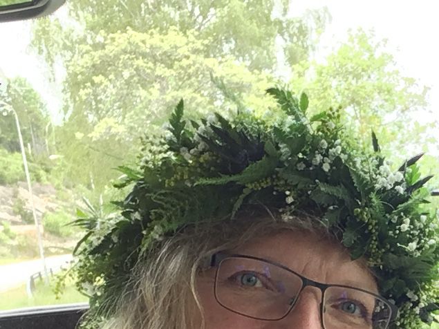Yesss - då har jag fått den äran att köra blåbuss med högstadieelever men med en liten buss. Det går ingen blåbuss mellan Olsfors och Bollebygd där skolan ligger så jag körde extra i blåbussens linje. Extra piffig i min krans jag fått från Alfredsons blommor i Bollebygd idag - tack 🙏 Kransen uppskattades och gladde många i den glada stämningen, dagen till ära = SOMMARLOV! ☀️ Vi får hoppas det blir ett härligt ocoronigt lov 🌺