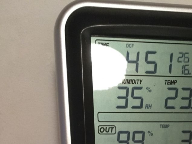 I morse vaknade jag tidigt och klädde mig för att gå ut och vattna. Kollade som hastigast på barometern och... va... bara 3.5 °C kl 4.51. Det var så sköööönt, kallt, tyst och stilla. Snart började alla fåglar stämma upp i kör.Ljust var det redan sedan länge och inga knott vågade sig ut i 