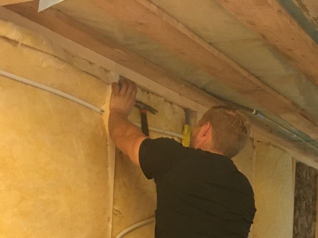 Bästa elektrikern - Jonatan på Olsfors elektriska. Effektiv och proffsig. Här går det undan och epoxyrummet har fått dosor för elen och kablar framdraget. Nu är det vårt jobb att isolera färdigt och gipsa väggarna med dubbla gips. När jag vaknade kl 05.00 och låg och drog mig lite låg jag och tänkte på vilken färg jag vill måla väggarna i. Förmodligen vitt eftersom det också ska bli fotolokal. Vad jag ser fram emot när det är klart. Det är verkligen mycket jobb... 🔌🔨🧹