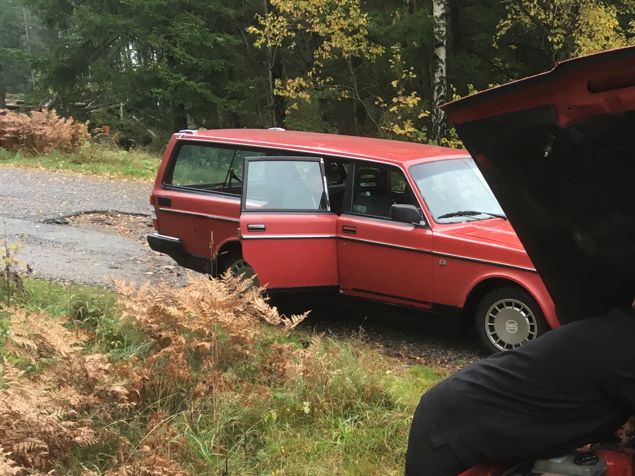 En hel dag blev som den blev! Planeringen blev ändrad!! På morgonen skulle pojken köra bilen till Borås inför den tidiga besiktningstiden i morgon. För det tar ju en stund att köra A-traktor... 🤪 Han kom 7 km och hade tur att det var nedförsbacke så han kunde ställa sig längs vägen, för bilen slutade fungera!!! Dagen innan besiktningen!!! 😫 Motorn gick bara runt när han försökte starta, men tände inte. OK - antingen kommer ingen bensin fram eller ingen gnista. Kollade med startgas - ingen skillnad. Kollade med ett extra tändstift som hjälten Bill på Gulf lånade ut - ingen gnista. Tändkabeln direkt från tändspolen till det lösa tändstiftet = GNISTA! Yesss!!! Då var felet i rotor/fördelaravdelningen. Då fick jag åka till Borås och köpa nytt och tillbaka och byta. Det gick bra och sen startade bilen som bästa Volvon någonsin gör 👍och när pojken slutat skolan fick han kört till Borås. Men hela dagen gick åt till körningar hit och dit. Tur att mitt djursamtal med en katt först var kl 18. 😺 Och himla tur att man kan laga bilen lite själv... ❤️