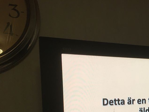 Jaha... Bara för några veckor sedan möblerade vi om och köpte en anordning till vår TV för att kunna hänga den på väggen. Typ, för två veckor sedan. Vi har knappt hunnit titta på den och i går skulle jag sätta på den, men det gick inte, så Thomas fick göra det idag. och se vad som  hänt... Den är för gammal!!! ÅHHHHHHHHH.......